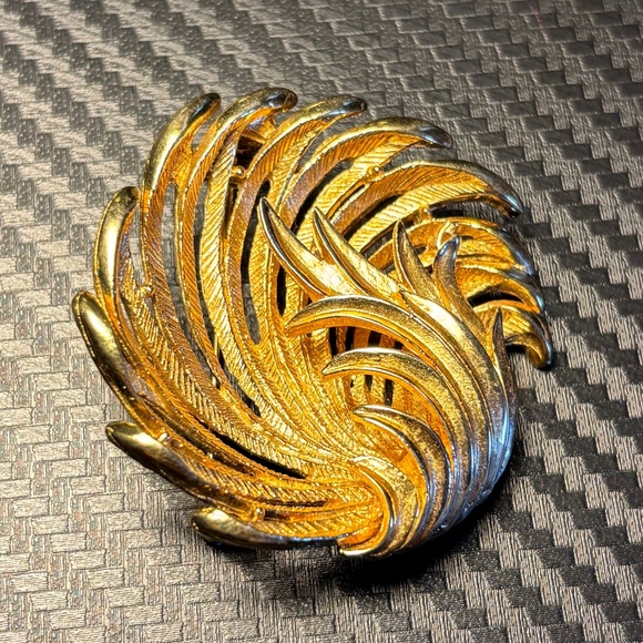 Gold Leaf Brooch - Picture 2 of 3